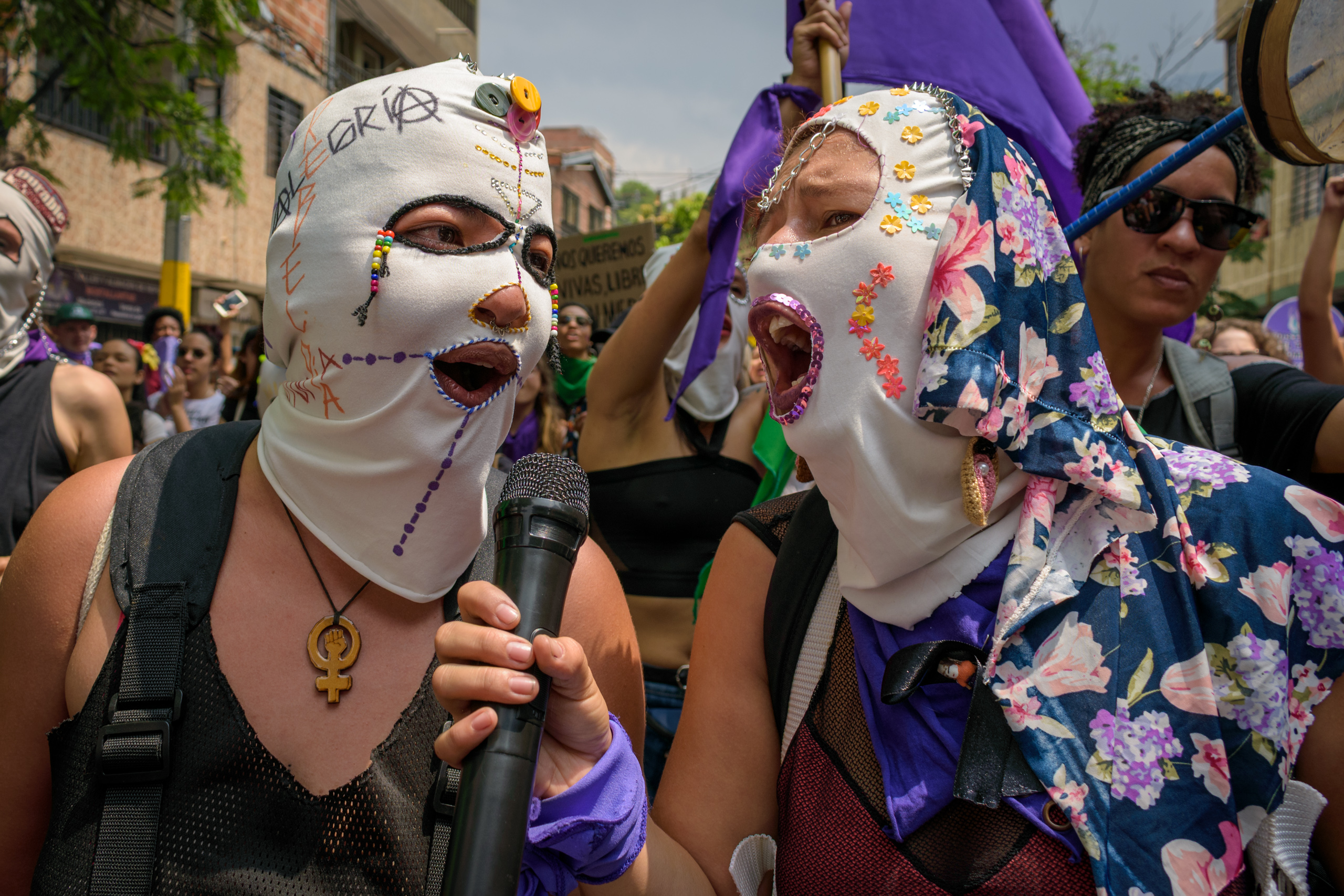 Dos personas con pasamontañas en una movilización