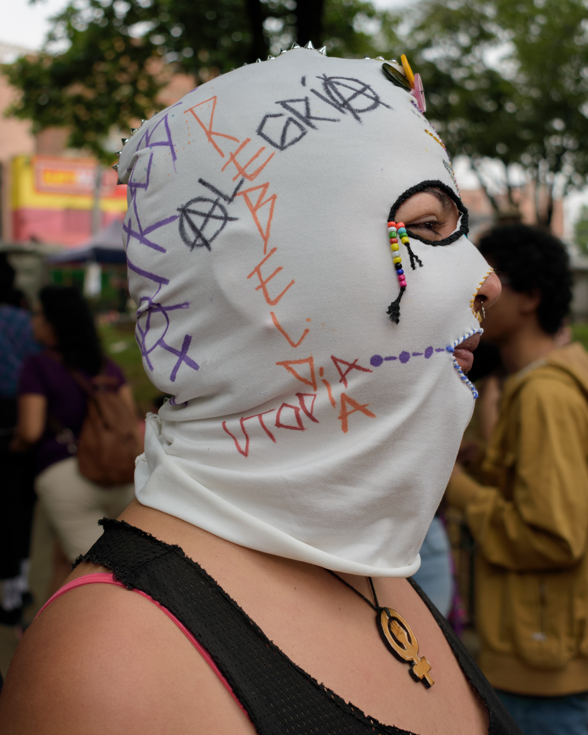 Persona con pasamontañas bordado